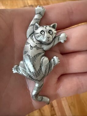 Silver Cat-Shaped Decorative Magnet - Pets Cat
